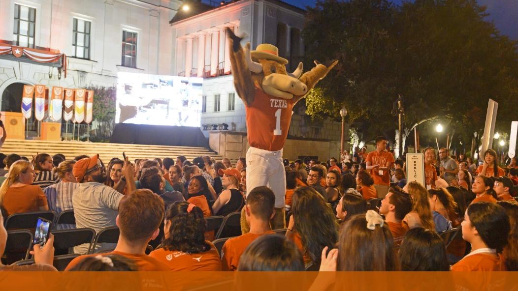 UT mascot, Hook 'Em, in the middle of a large crowd of new students during Gone to Texas event